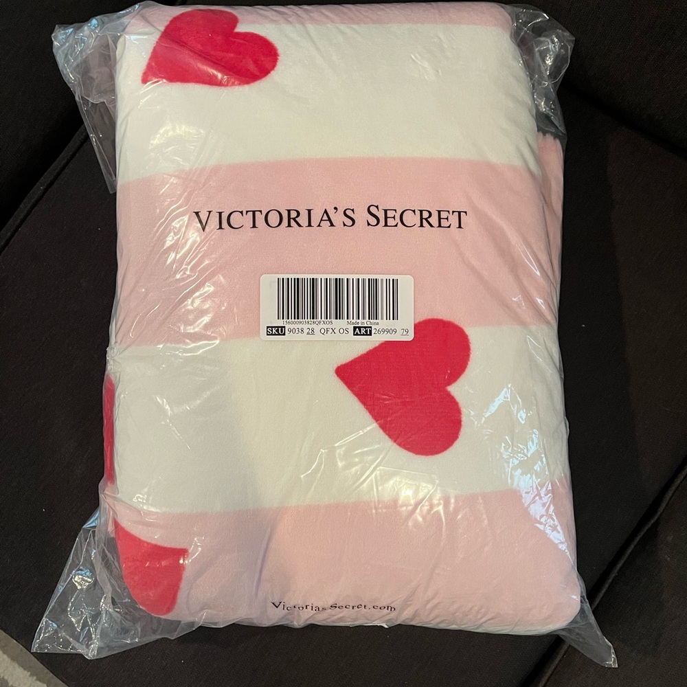 Victoria's Secret heart blanket - Picture 4 of 5